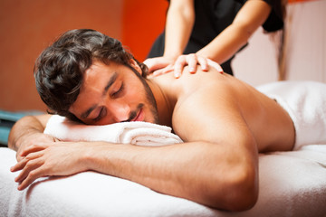 Obraz na płótnie Canvas Man having a massage in a spa