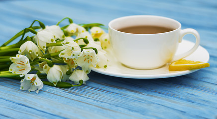Obraz na płótnie Canvas Spring breakfast hot tea and a bouquet of snowdrops