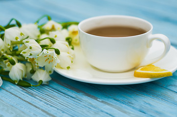 Obraz na płótnie Canvas Spring breakfast hot tea and a bouquet of snowdrops