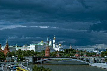 Obraz premium Picturesque tourist view of the Moscow Kremlin with the bridge over the Moscow river