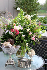 Fototapeta na wymiar flower decoration on outdoor table 