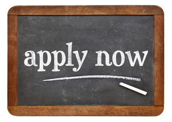 Obraz premium Apply now blackboard sign