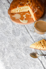 Coffee with milk and a satisfying pie