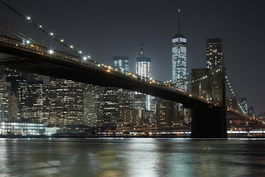 Fototapeta Brooklyn Bridge i panoramę Nowego Jorku oświetlone w nocy