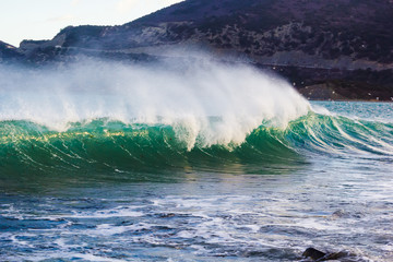 Naklejka premium Beautiful crystal wave in ocean and mountains. Clear wave and sun light