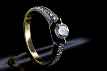 Engagement ring of yellow and white gold with sparkling diamond