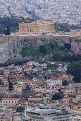 Fototapeta premium Niesamowity widok na Akropol w Atenach od wzgórza Lykabettus, Attyka, Grecja
