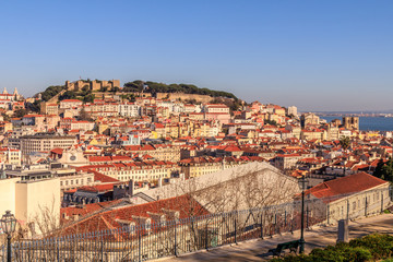 Fototapeta premium Vista do centro de Lisboa com o castelo em fundo
