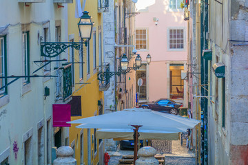 Pequena rua no Bairro Alto, Lisboa Portugal