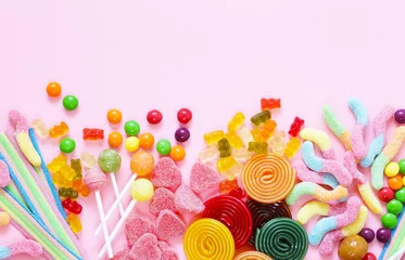 Foto op Plexiglas Snoepjes Kleurrijke snoep en fruitgelei jujube op een roze achtergrond