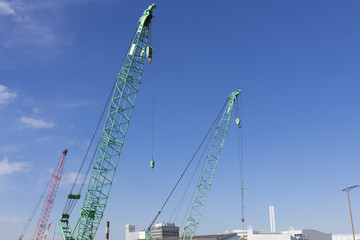 クレーンと青空　土木工事現場　イメージ