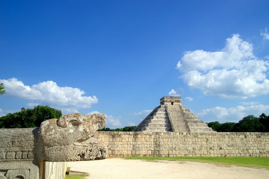 chichen itza mayan ruins architecture pyramid mexico