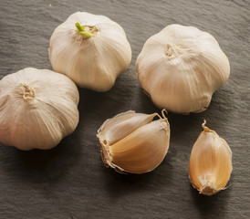 Garlic Background / Garlic / Garlic on Black Wooden Background