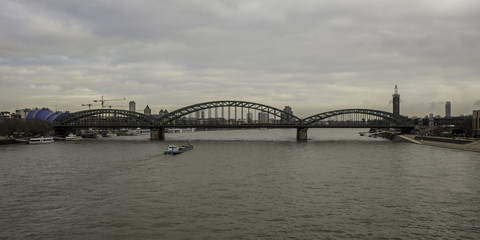 Obraz premium Deutzer Brücke in Köln an einem bewölkten Tag