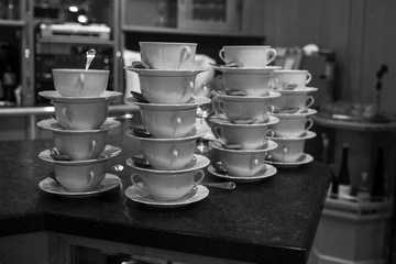 Gestapelte Suppentassen (schwarzweiß)