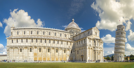 Obraz premium Piazza dei miracoli, with the Basilica and the leaning tower. Pisa, Italy.