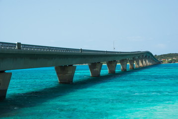 海を渡る橋
