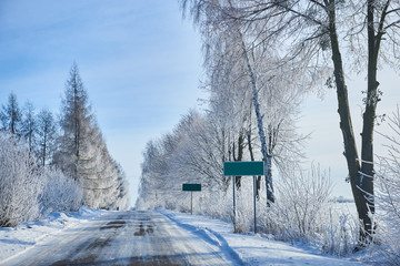 droga z oszronionymi drzewami i pustymi tablicami © barytek