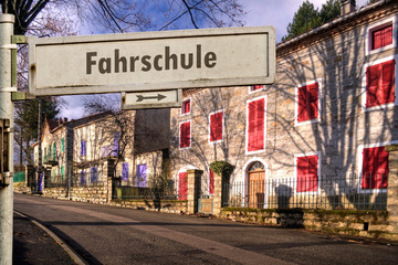 Fototapeta na wymiar Schild 185 - Fahrschule