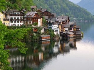 Obraz premium Spring at the picturesque Lake Village of Hallstatt, Austria