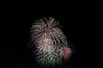 冬の花火/冬の夜空に舞い上がる花火大会