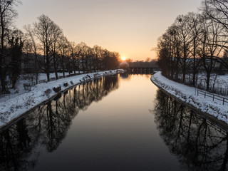Isarkanal am Oberföhringer Wehr vor winterlichem Sonnenuntergang, englischer Garten, München