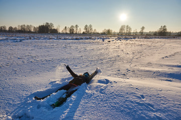 Zabawa w śniegu, orzeł, © barytek