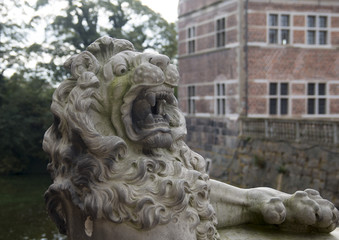 Fototapeta na wymiar Lion statue in Friederiksborg castle