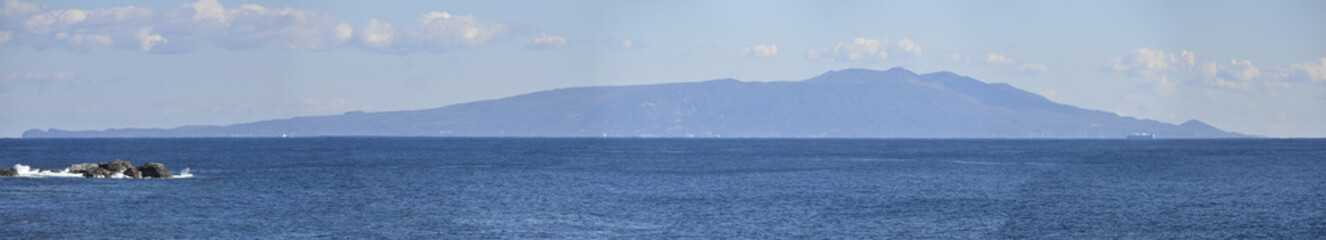 伊豆稲取から望む伊豆大島