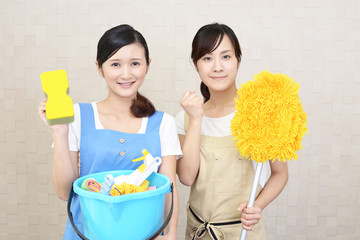 掃除道具を持つ二人の女性