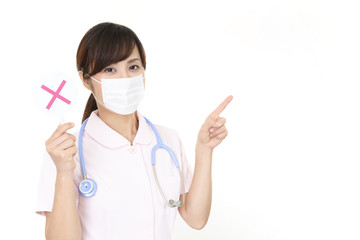 判定する看護師