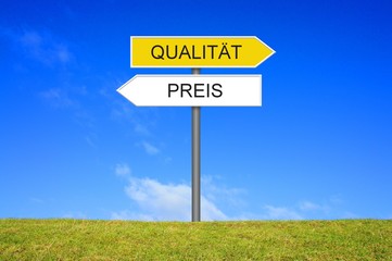 Schild Wegweiser zeigt Qualität oder Preis