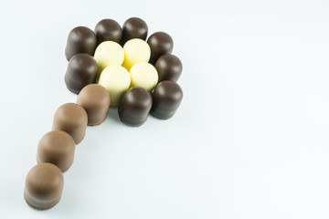 Süße schokoladige Schaumküsse in Form einer Blume