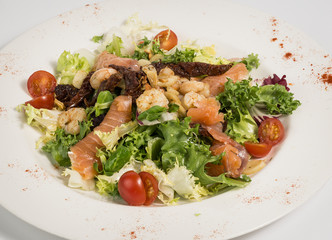 Ensalada con Salmon y tomates Cherry