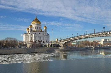 Deurstickers Winter view of the Cathedral of Christ the Savior and Patriarchal bridge, Moscow, Russia © koromelena