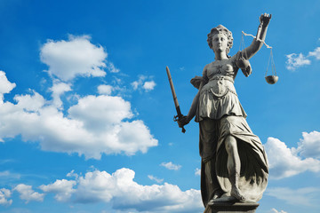 Justitia Symbol für Gerechtigkeit vor Himmel mit Wolken - obrazy, fototapety, plakaty