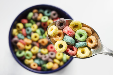 Colazione con cereali colorati