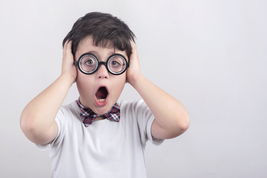 ni&ntilde;o sorprendido con gafas
