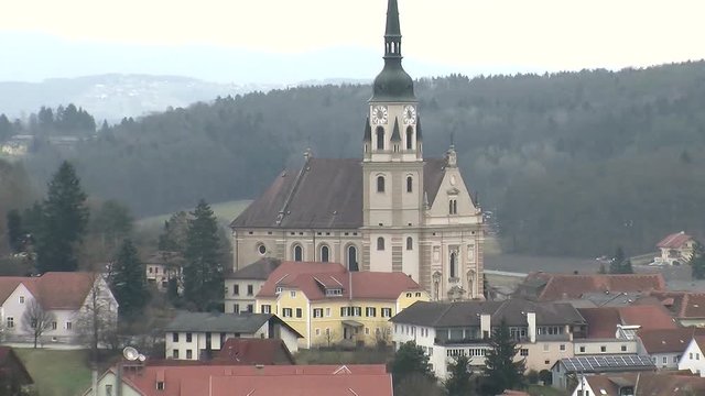 Pischelsdorf am Kulm in der Steiermark mit Kirche Hl. Peter und Paul (Kamerazoomfahrt)