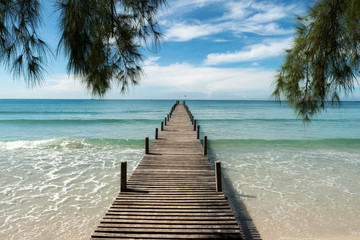 Houten pier in resort in Phuket, Thailand. Zomer, reizen, vakantie en vakantie concept.