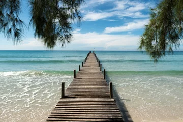 Fotobehang Pier Houten pier in resort in Phuket, Thailand. Zomer, reizen, vakantie en vakantie concept.