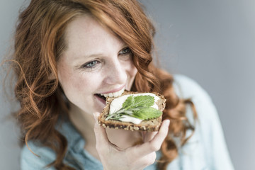 Frau beim Essen Brot 