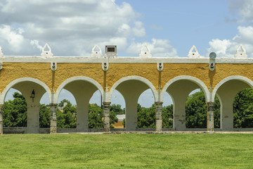 Fototapeta na wymiar arches and columns in the courtyard of the convent of San Antonio of Padua in Izamal, Yucatan, Mexico.