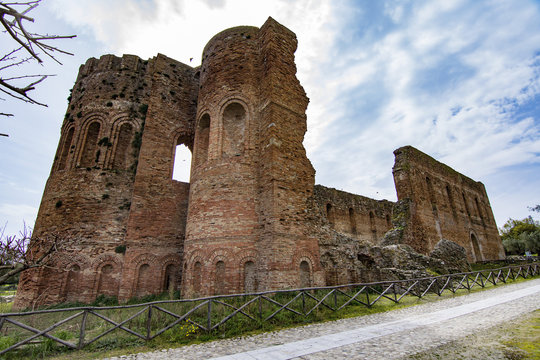 I ruderi della Basilica di Santa Maria della Roccella nel parco archeologico di Scolacium, regione Calabria IT	