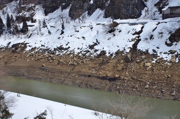 渇水したダム湖の地層