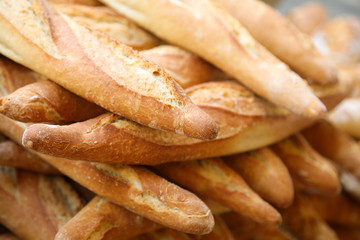 山積のフランスパン