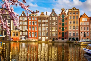 Poster Traditionele oude gebouwen in Amsterdam in de lente, Nederland © sborisov