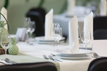 Festliche Tischdekoration für eine Hochzeitsfeier