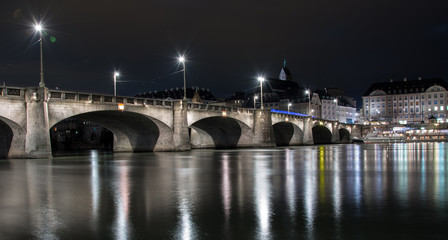 Fototapeta na wymiar Brücke am Rhein in der Stadt Basel in der Schweiz bei Nacht Langzeitbelichtung