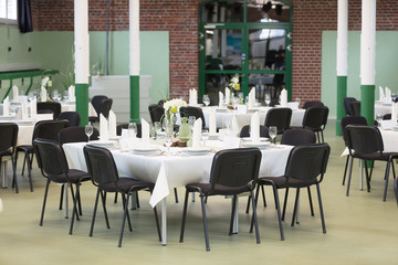 Festliche Tischdekoration für eine Hochzeitsfeier